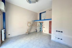 Negozio - Via Desenzano - Milano, Lombardia