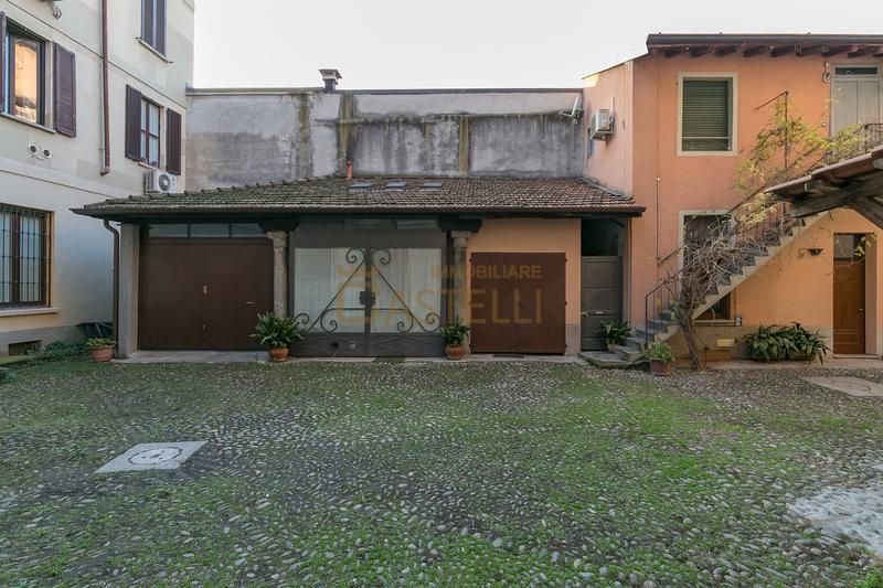 2 Locali - via Altaguardia 