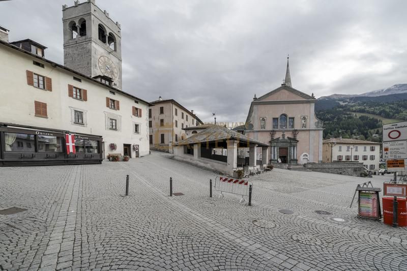 4 Locali - Via de Simoni