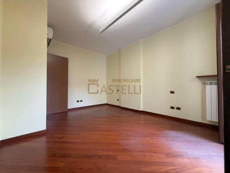 3 Locali - Via Carlo Farini 