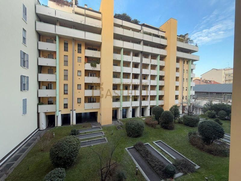 3 Locali - Via Carlo Farini 