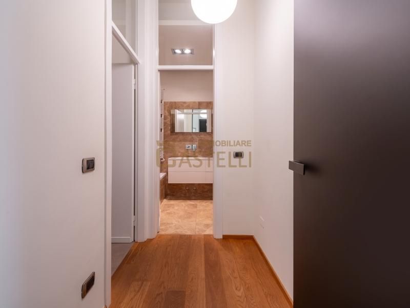 5 locali - Via Cusani