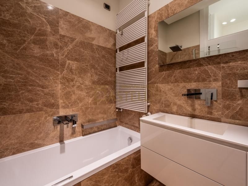 5 locali - Via Cusani
