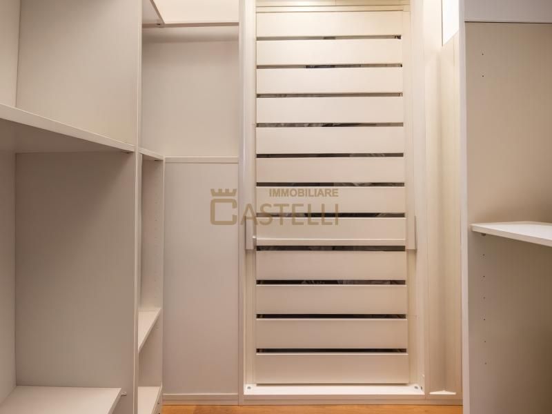 5 locali - Via Cusani