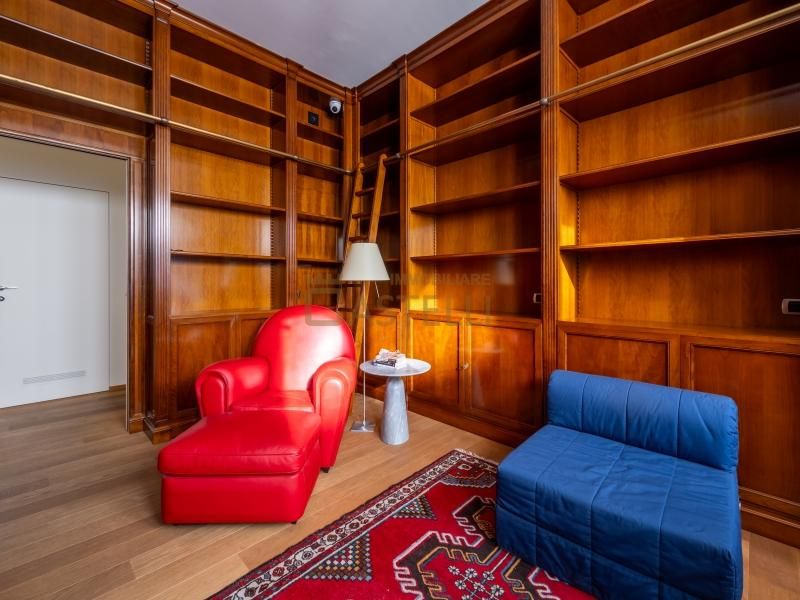 5 locali - Via Cusani