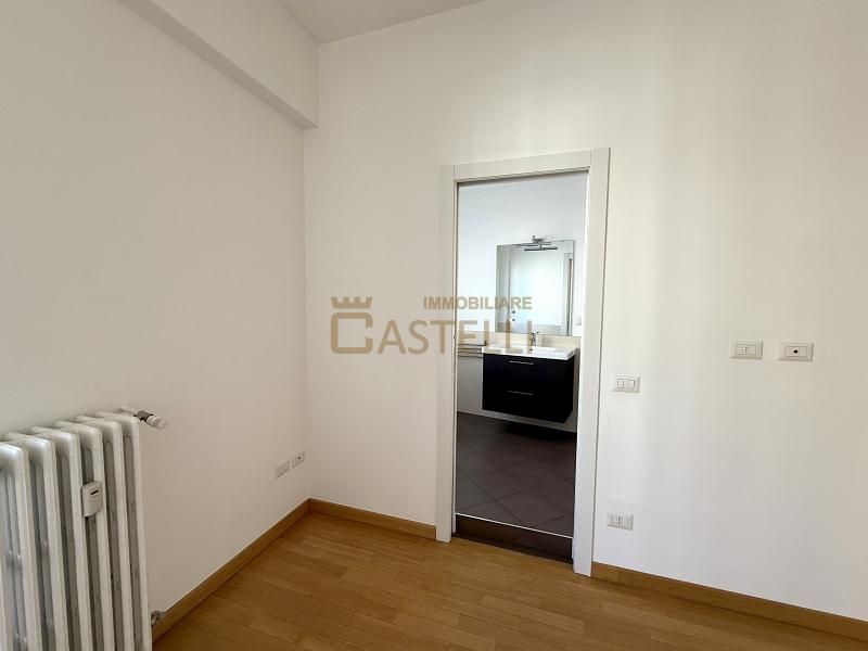 3 locali - Viale Regina Giovanna