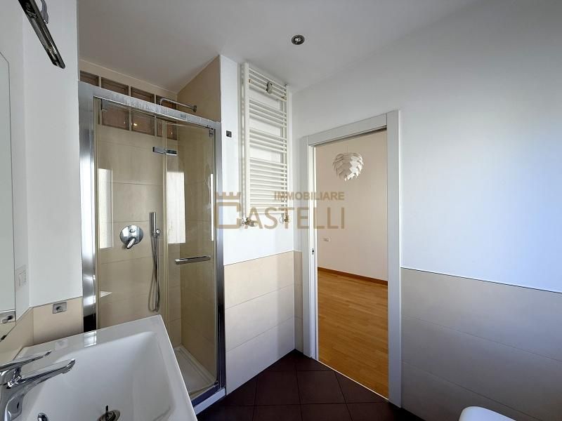 3 locali - Viale Regina Giovanna