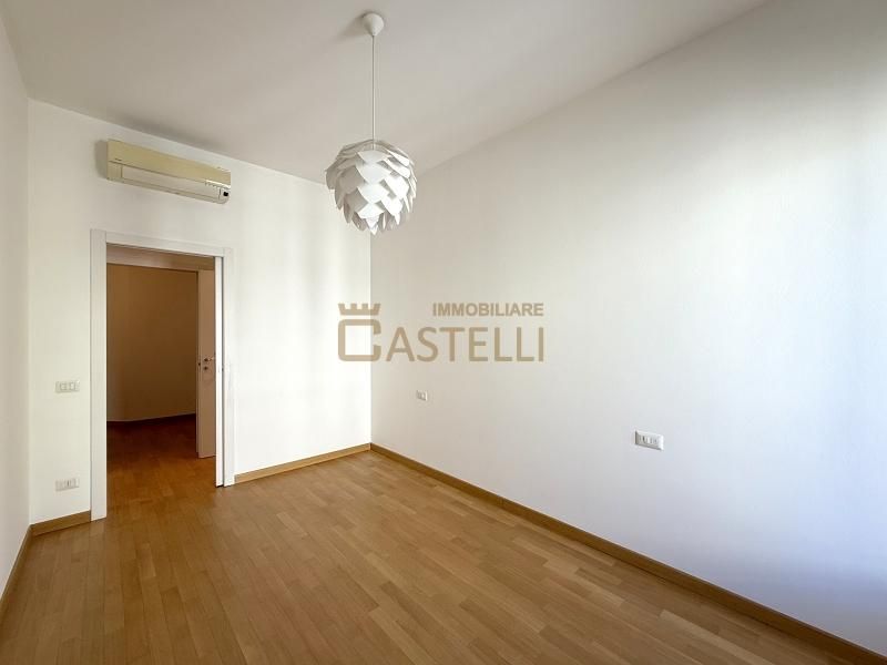 3 locali - Viale Regina Giovanna