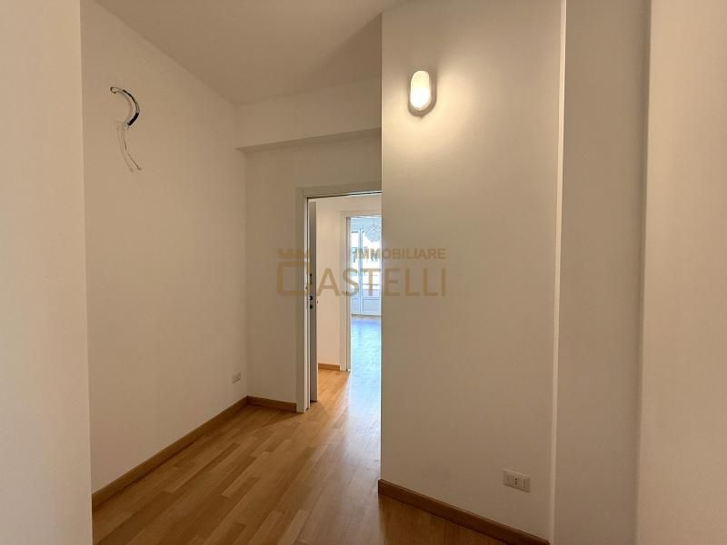3 locali - Viale Regina Giovanna