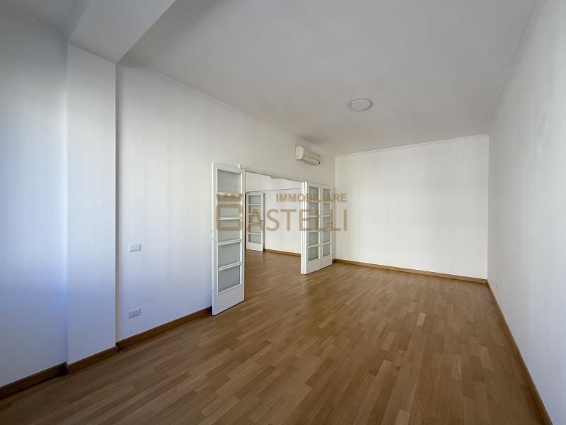 3 locali - Viale Regina Giovanna