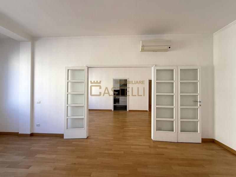3 locali - Viale Regina Giovanna